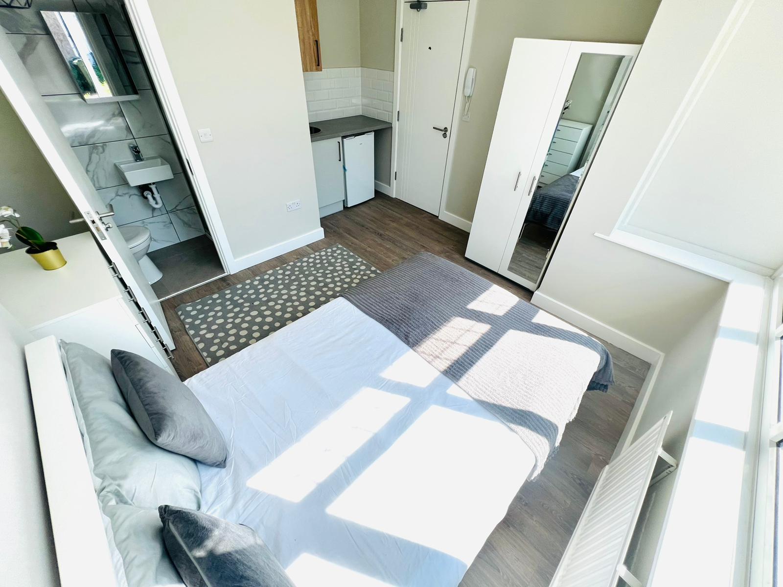 Ensuite for Rent in Mitcham, South London CR4 1EF 2