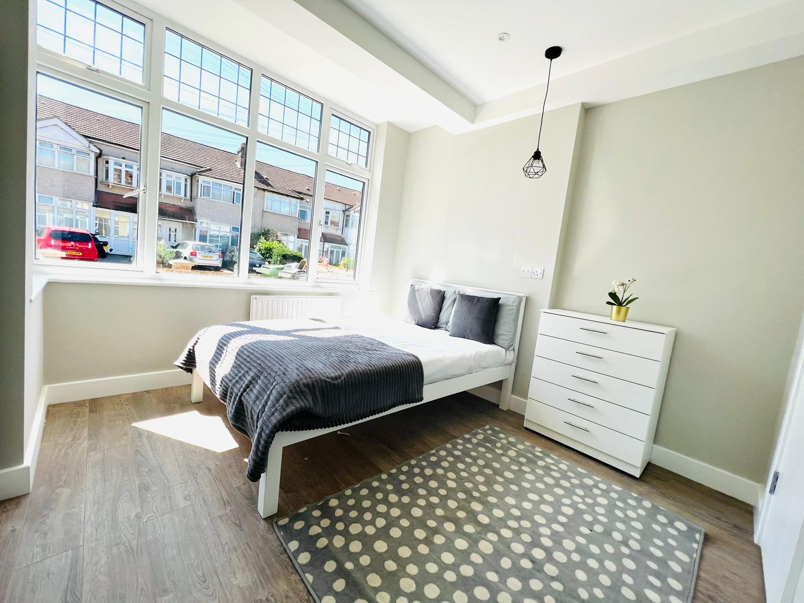 Ensuite for Rent in Mitcham, South London CR4 1EF 1